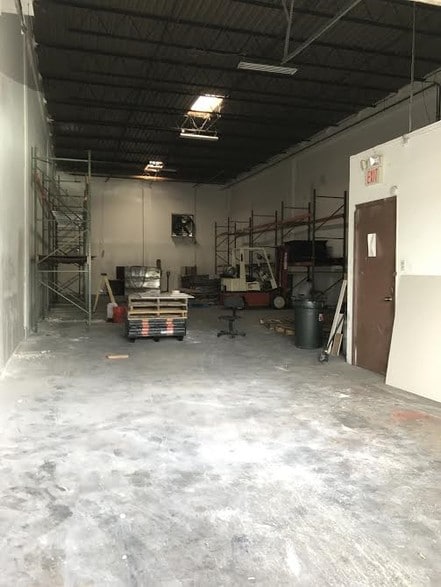 More Photos Of 6127-6157 Cyril Ave, Orlando Manufacturing For Lease