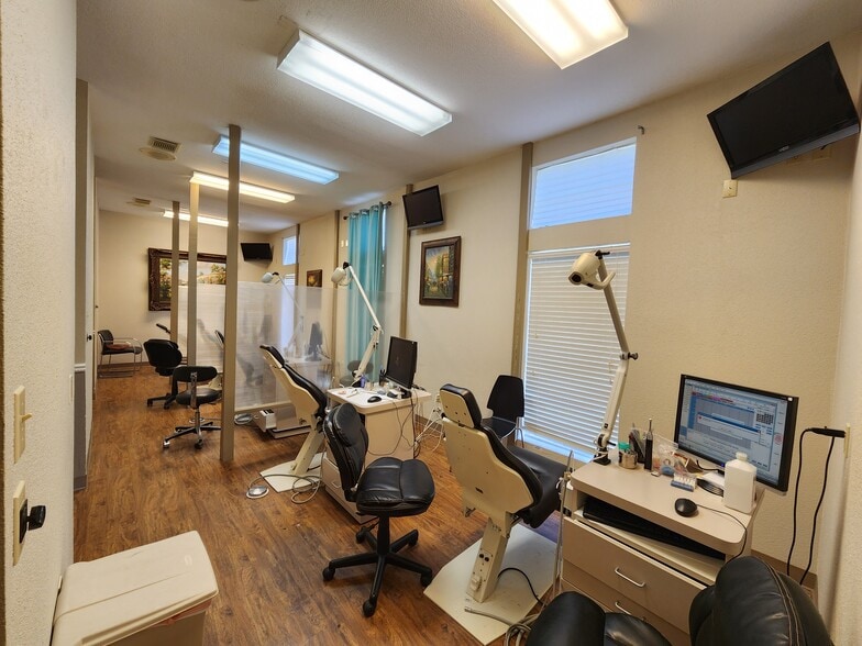 More Photos Of 300-320 E Edgewood Dr, Friendswood Medical For Lease