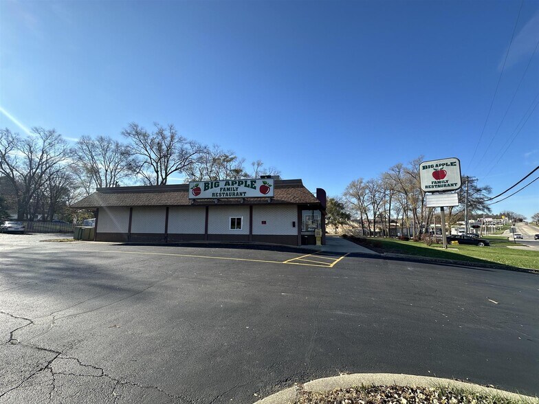 More Photos Of 1427 W Galena Ave, Freeport Freestanding For Sale