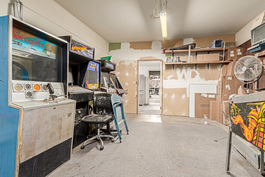 More Photos Of 5850 W Market St, Glendale Service For Sale