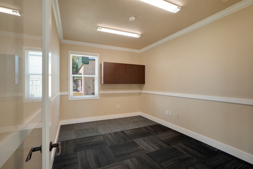 More Photos Of 1734 Apex Rd, Sarasota Warehouse For Lease