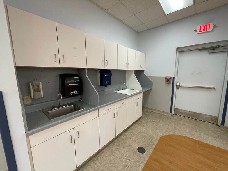 More Photos Of 1308 S 4th St, Hartsville Medical For Lease