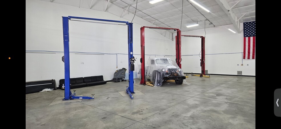 More Photos Of 110 E 4000 N, Hyde Park Auto Repair For Lease