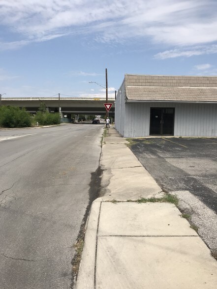 More Photos Of 819 S Laredo St, San Antonio Warehouse For Lease