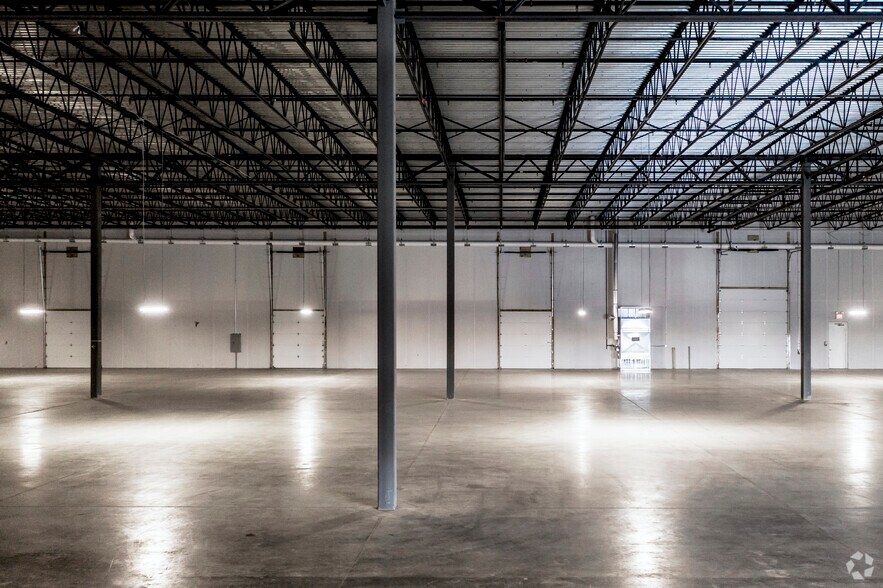 More Photos Of 8787 Snouffer School Rd, Gaithersburg Warehouse For Lease