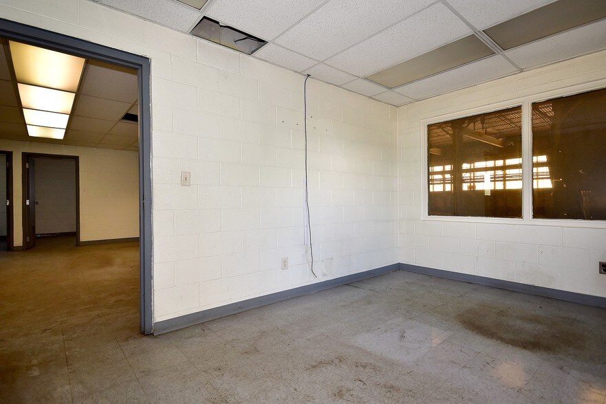 More Photos Of 420 Woodruff Rd, Joliet Warehouse For Lease