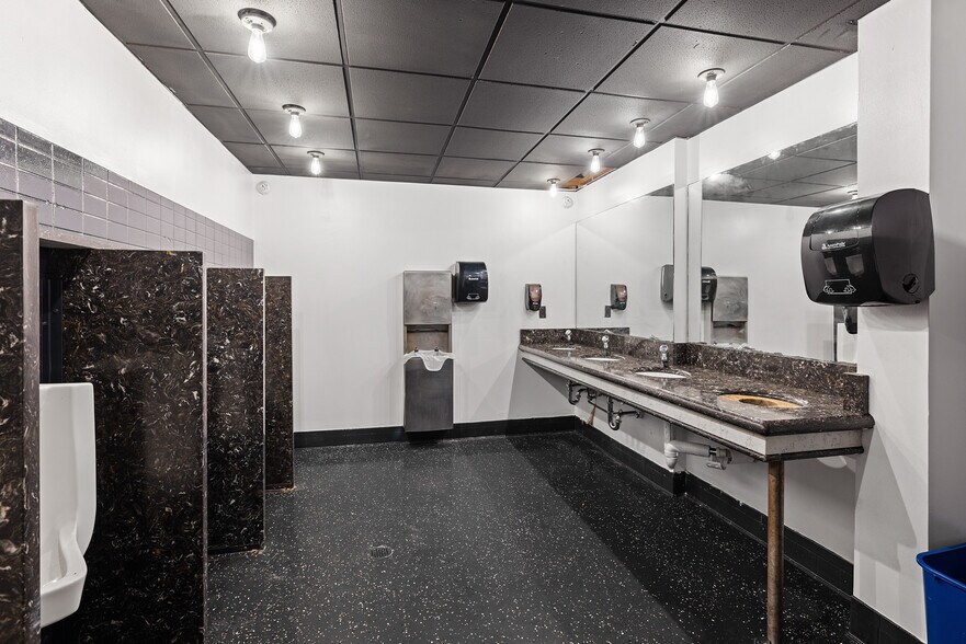 More Photos Of 2866 Poplar Ave, Memphis Storefront Retail Office For Sale