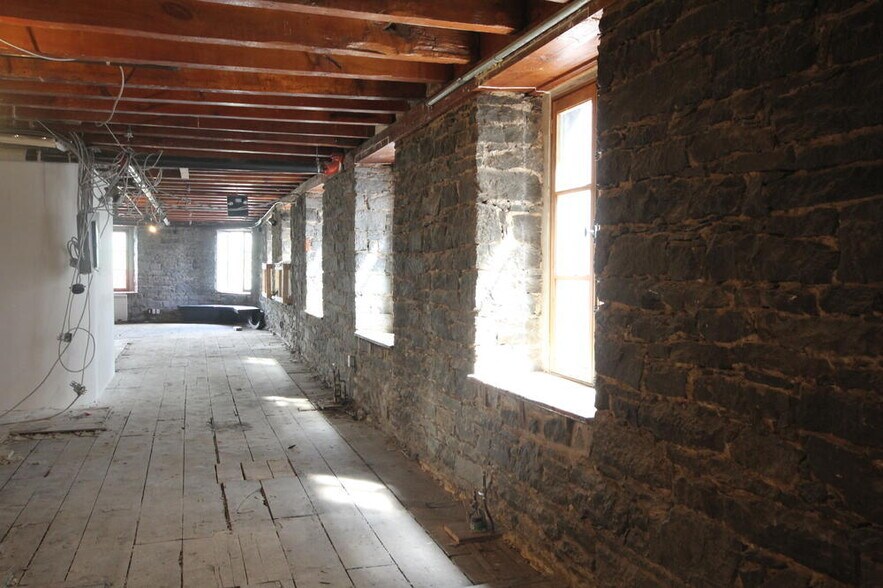 More Photos Of 21 Rue de la Commune E, Montréal Storefront Retail Residential For Lease