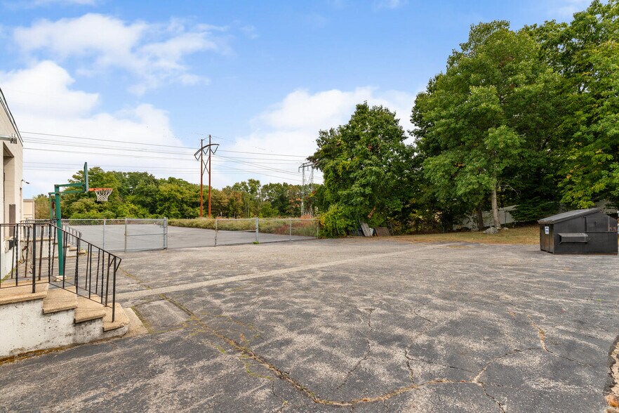 More Photos Of 30 Ray Ave, Burlington Light Distribution For Lease
