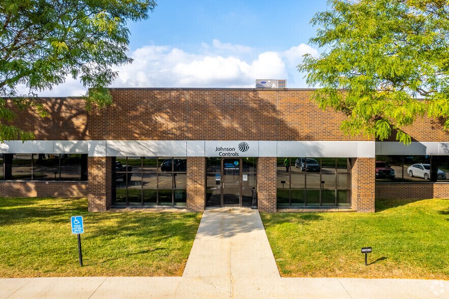 More Photos Of 11300-11398 Aurora Ave, Urbandale Flex For Lease