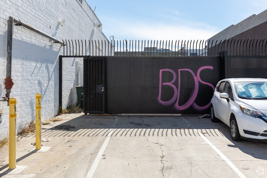 More Photos Of 3049 La Cienega Blvd, Culver City Warehouse For Lease