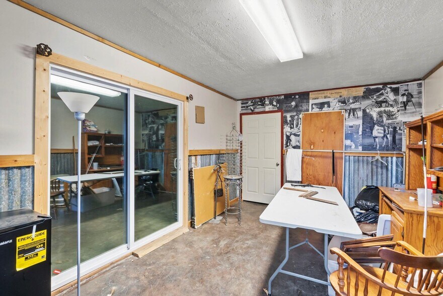 More Photos Of 2105 NE 2nd St, Mineral Wells Warehouse For Sale