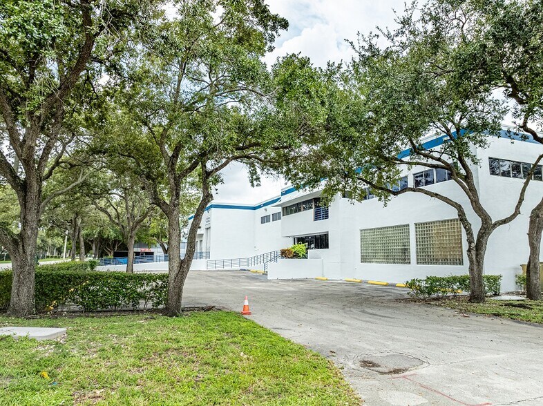 More Photos Of 4915 NW 159th St, Miami Lakes Warehouse For Lease