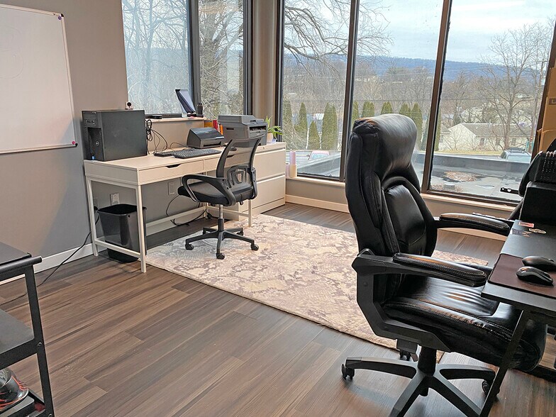 More Photos Of 30 E Shady Ln, Enola Medical For Lease