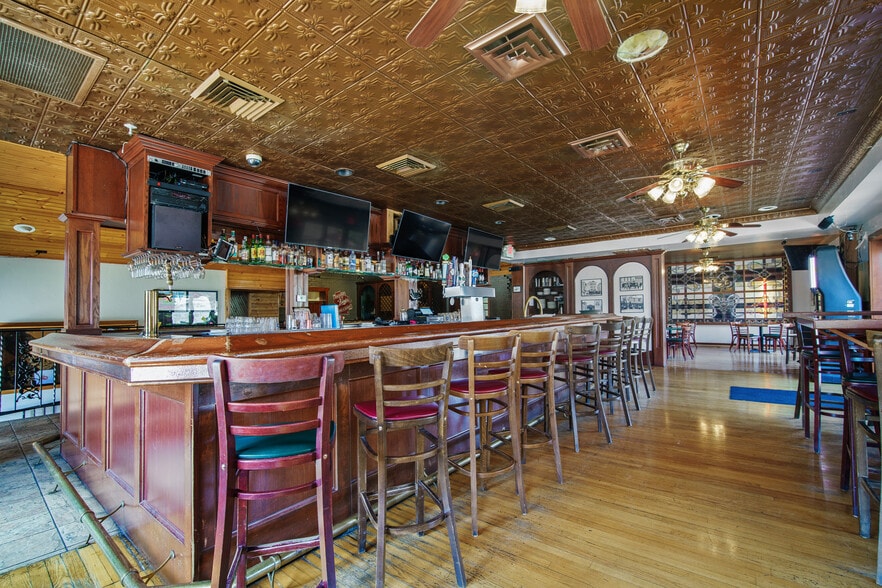 More Photos Of 2204 Washington St, Manitowoc General Retail For Sale