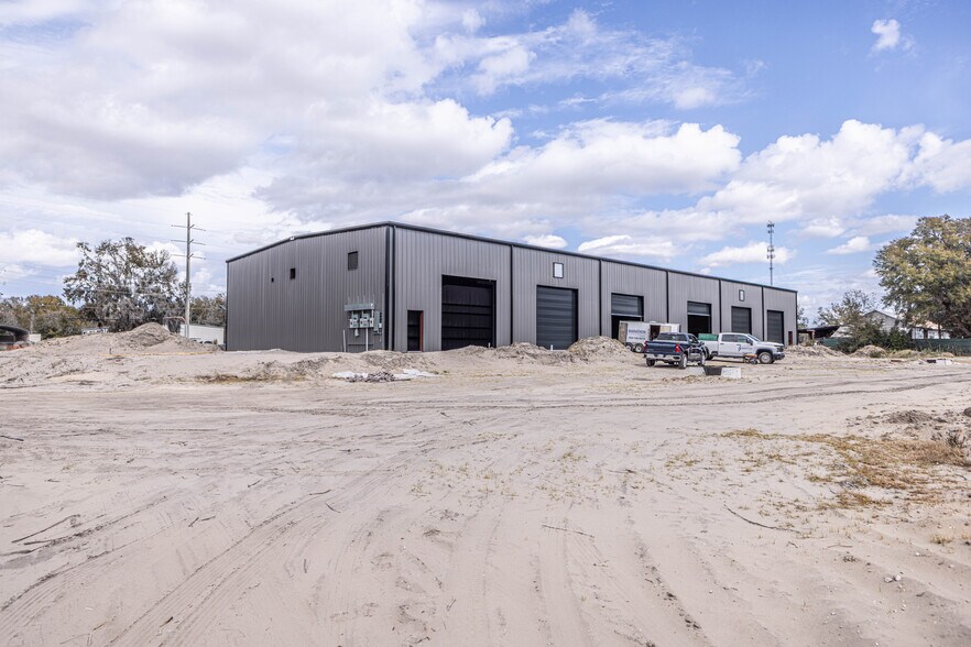 More Photos Of 3023 E C 48, Center Hill Warehouse For Lease