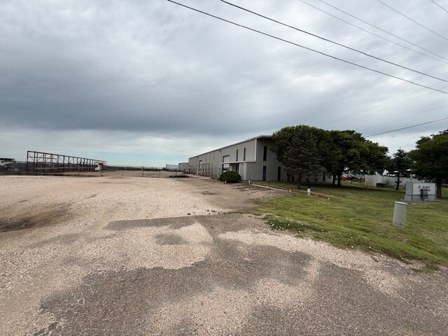 More Photos Of 112 Western St, Pampa Manufacturing For Lease