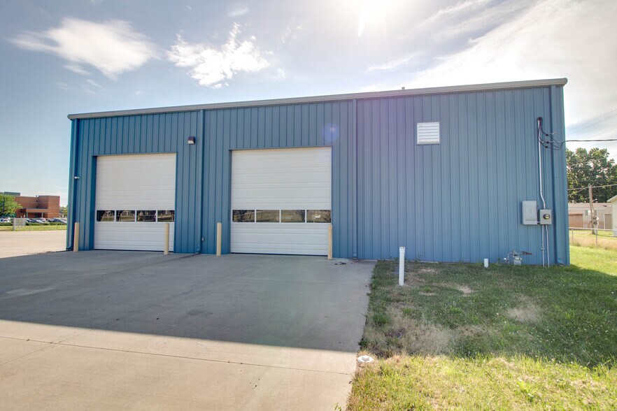 More Photos Of 300 Rou des Chateaux, Bethalto Parking Garage For Sale