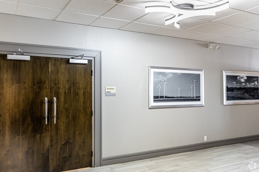 More Photos Of 2700 W 18th Ave, Emporia Hotel For Sale