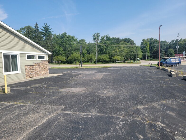 More Photos Of 1871 Gratiot Blvd, Marysville General Retail For Sale