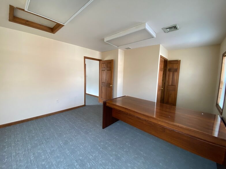 More Photos Of 9100 Church St, Manassas Office For Sale