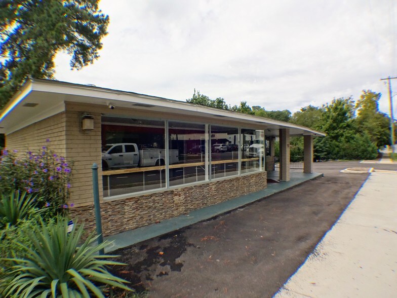 More Photos Of 115 W Main St, Lexington Restaurant For Sale
