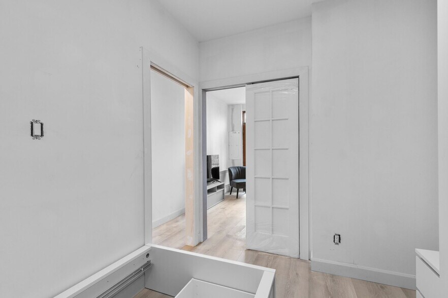 More Photos Of 4568 Rue Boyer, Montréal Apartments For Sale