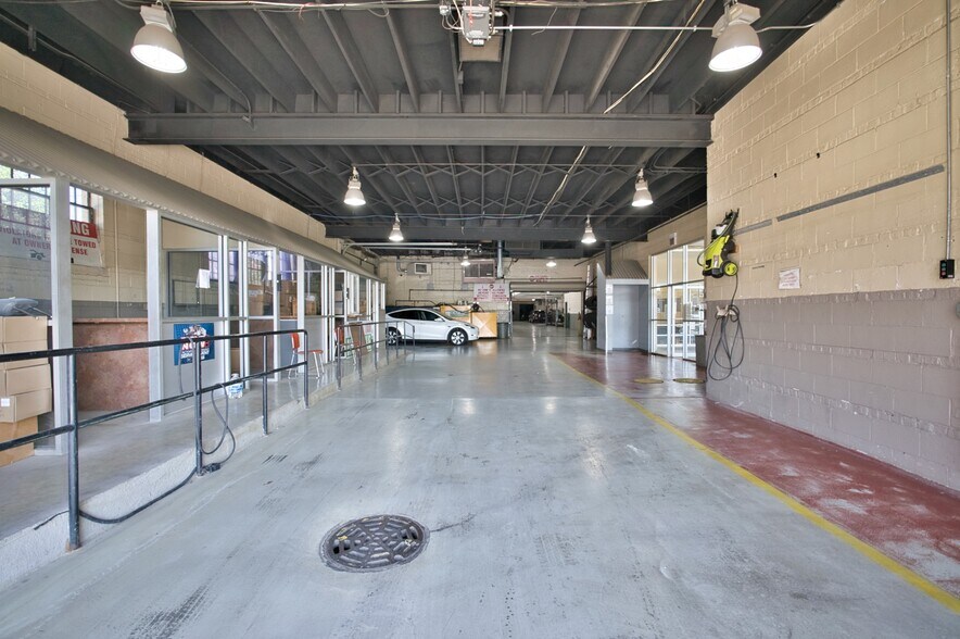 More Photos Of 6500 N Western Ave, Chicago General Retail For Sale