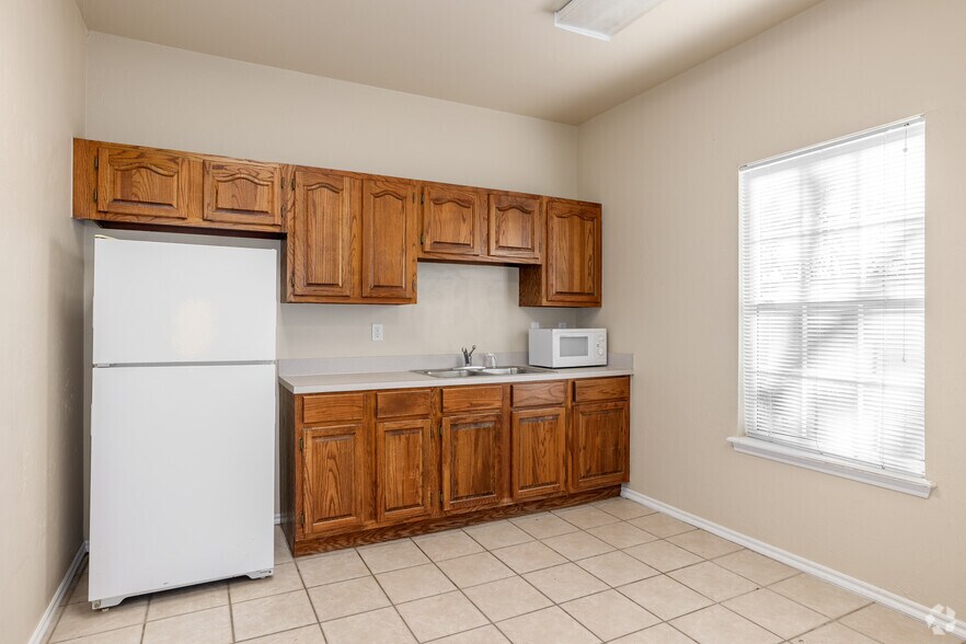 More Photos Of 2120 McKown Dr, Norman Office For Lease