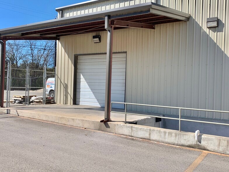 More Photos Of 15002 Tradesman, San Antonio Warehouse For Lease