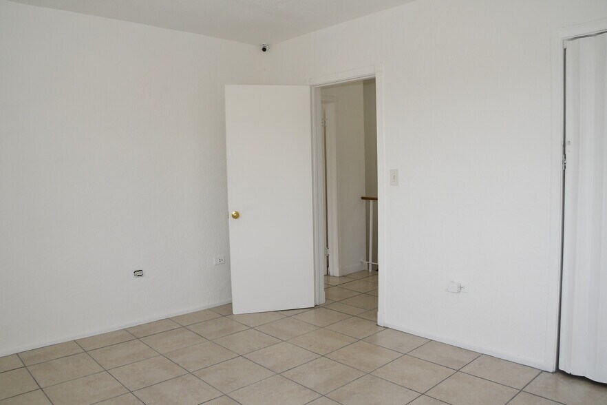 More Photos Of 1920 SW 22nd St, Miami Medical For Lease