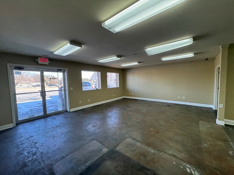 More Photos Of 1109 Jennings Ave, Seneca Flex For Lease