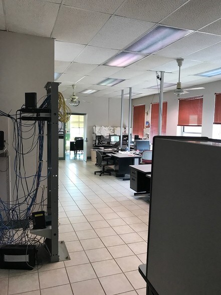 More Photos Of 161 N Lincoln Ave, Salem Office For Sale