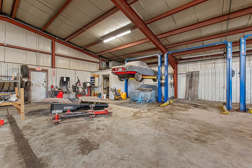 More Photos Of 3434 N Holton St, Milwaukee Auto Repair For Sale