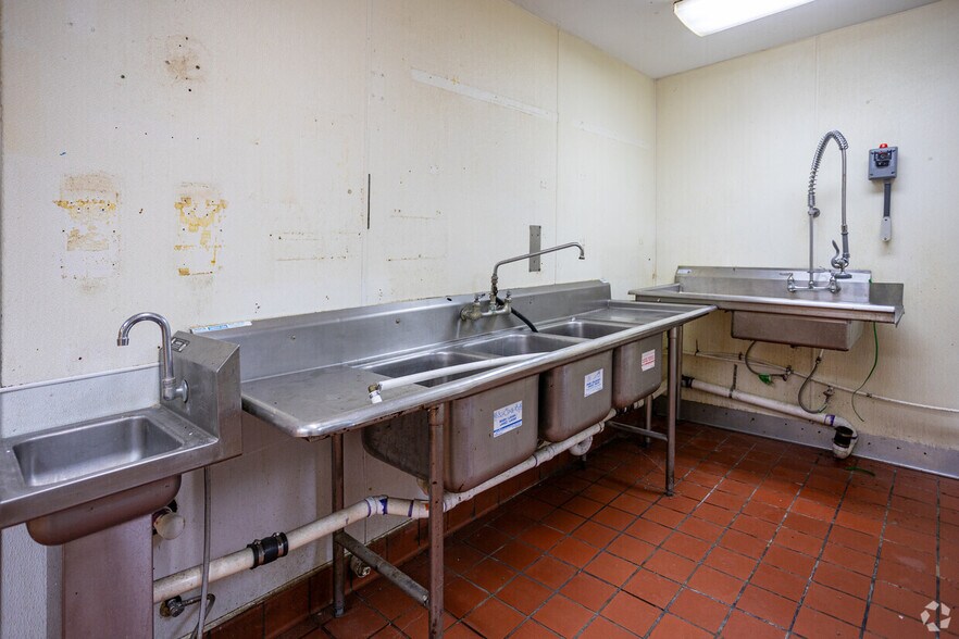 More Photos Of 27 Miners Dr, Castlewood Restaurant For Lease