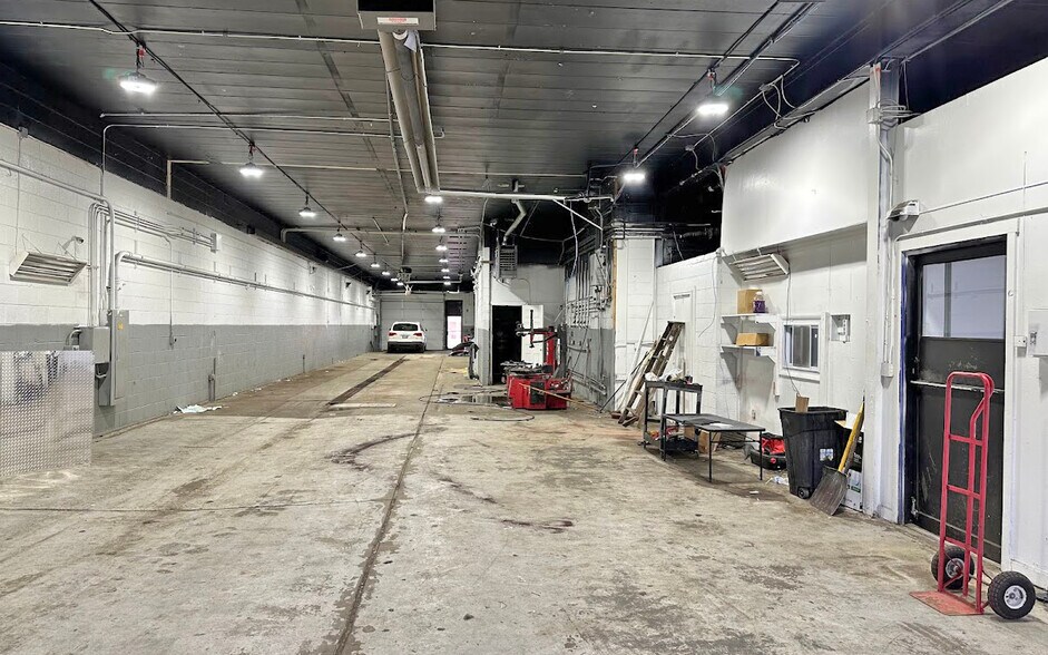 More Photos Of 22855 Orchard Lake Rd, Farmington Auto Repair For Lease