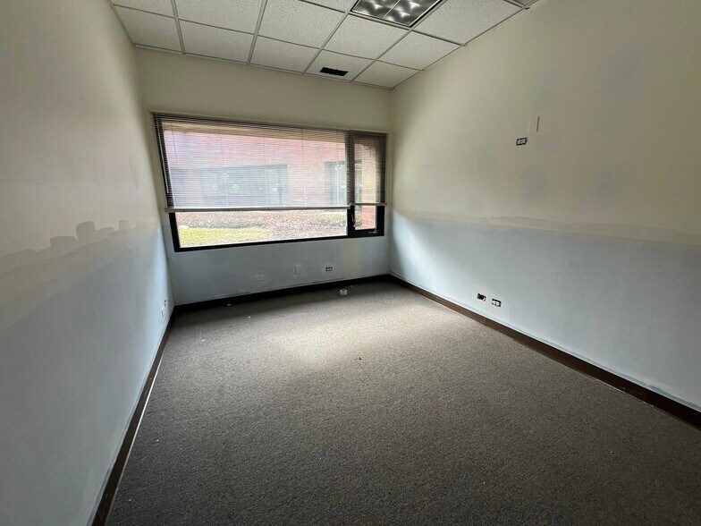 More Photos Of 919 N Plum Grove Rd, Schaumburg Office For Sale