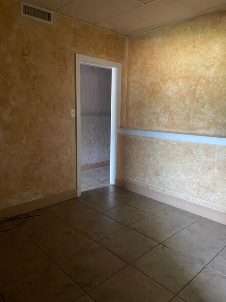 More Photos Of 945 W Maple Ave, Duncan Office For Sale