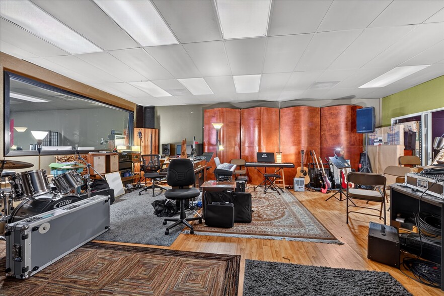More Photos Of 221-223 N Locust St, Denton Office For Sale