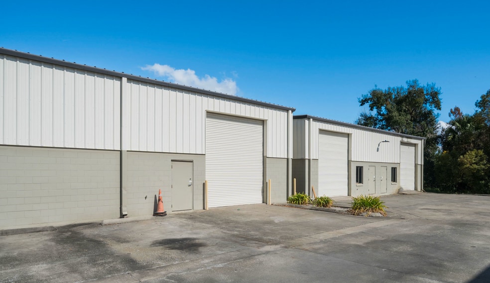 More Photos Of 501 Central Park Dr, Sanford Warehouse For Lease