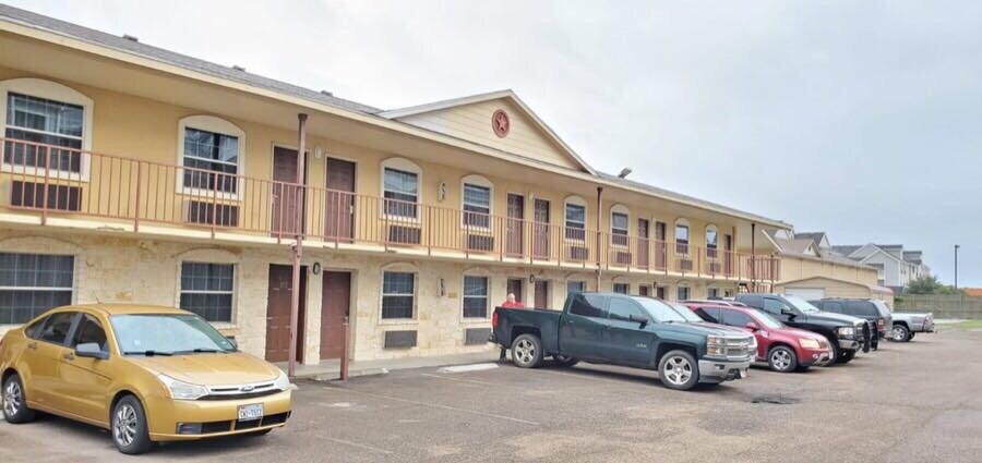 Primary Photo Of 3005 Houston Hwy, Victoria Hotel For Sale