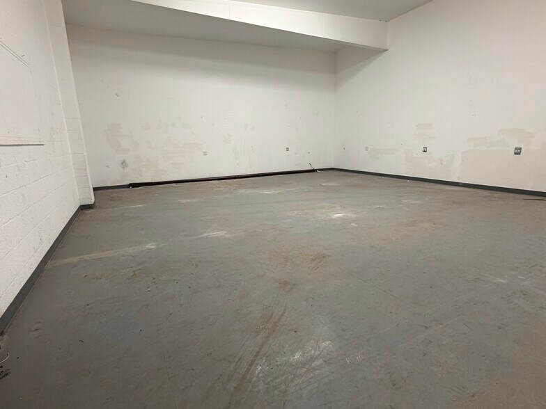 More Photos Of 14837 Oxnard St, Van Nuys Manufacturing For Lease