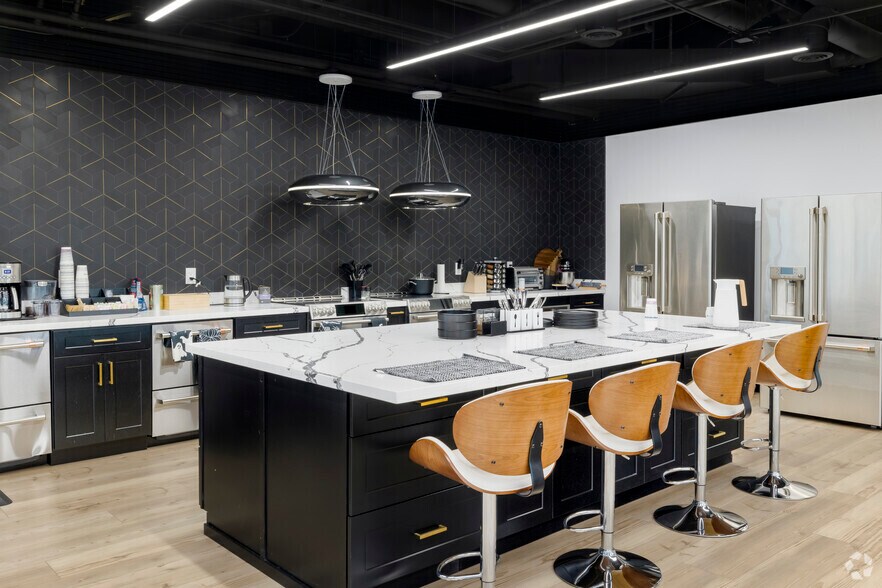 More Photos Of 200 E Van Buren St, Phoenix Office For Lease