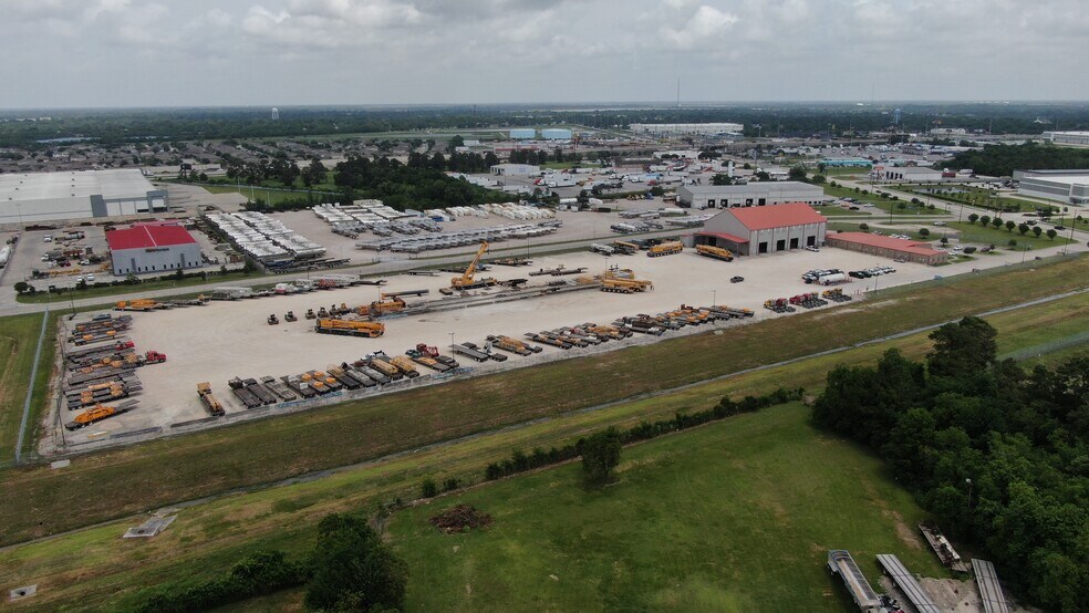 More Photos Of 6327 Thompson Rd, Baytown Truck Terminal For Lease