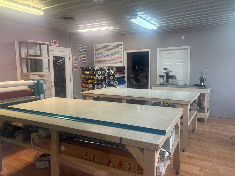 Primary Photo Of 792 E Cherry St, Jesup Office For Sale