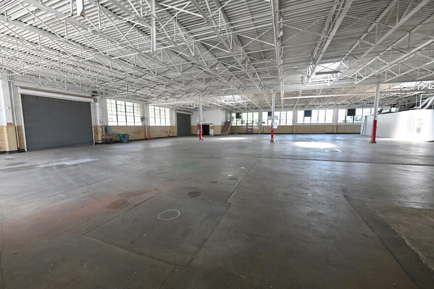 More Photos Of 2625 Broadway St, San Antonio Light Distribution For Lease