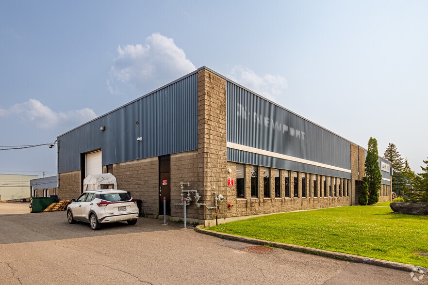 More Photos Of 956-974 Rue Bergar, Laval Warehouse For Lease