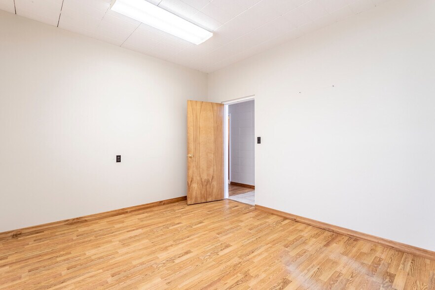 More Photos Of 1250 Franklin Ave, Brookville Office For Sale