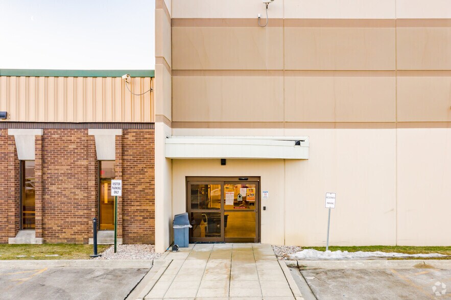 More Photos Of 677 N Larch Ave, Elmhurst Industrial For Sale