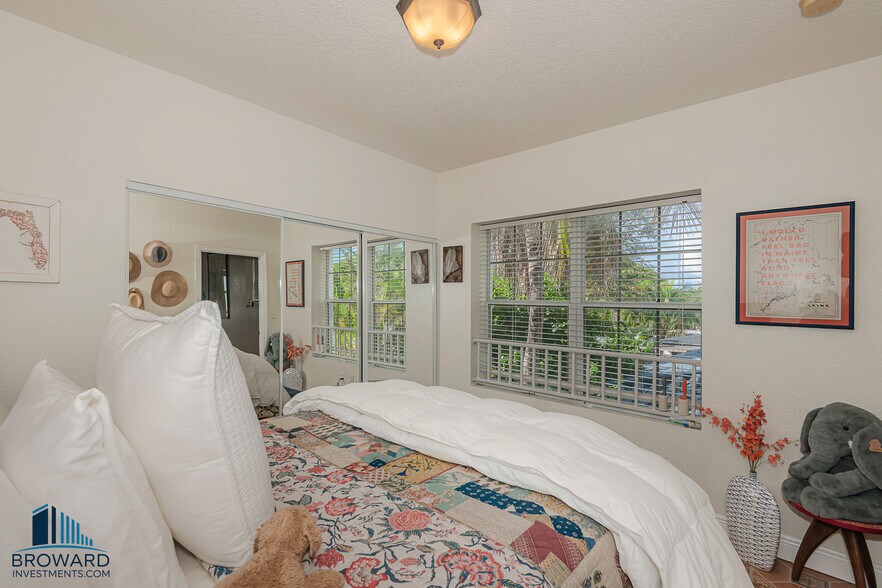 More Photos Of 330 SW 20th St, Fort Lauderdale Multifamily For Sale